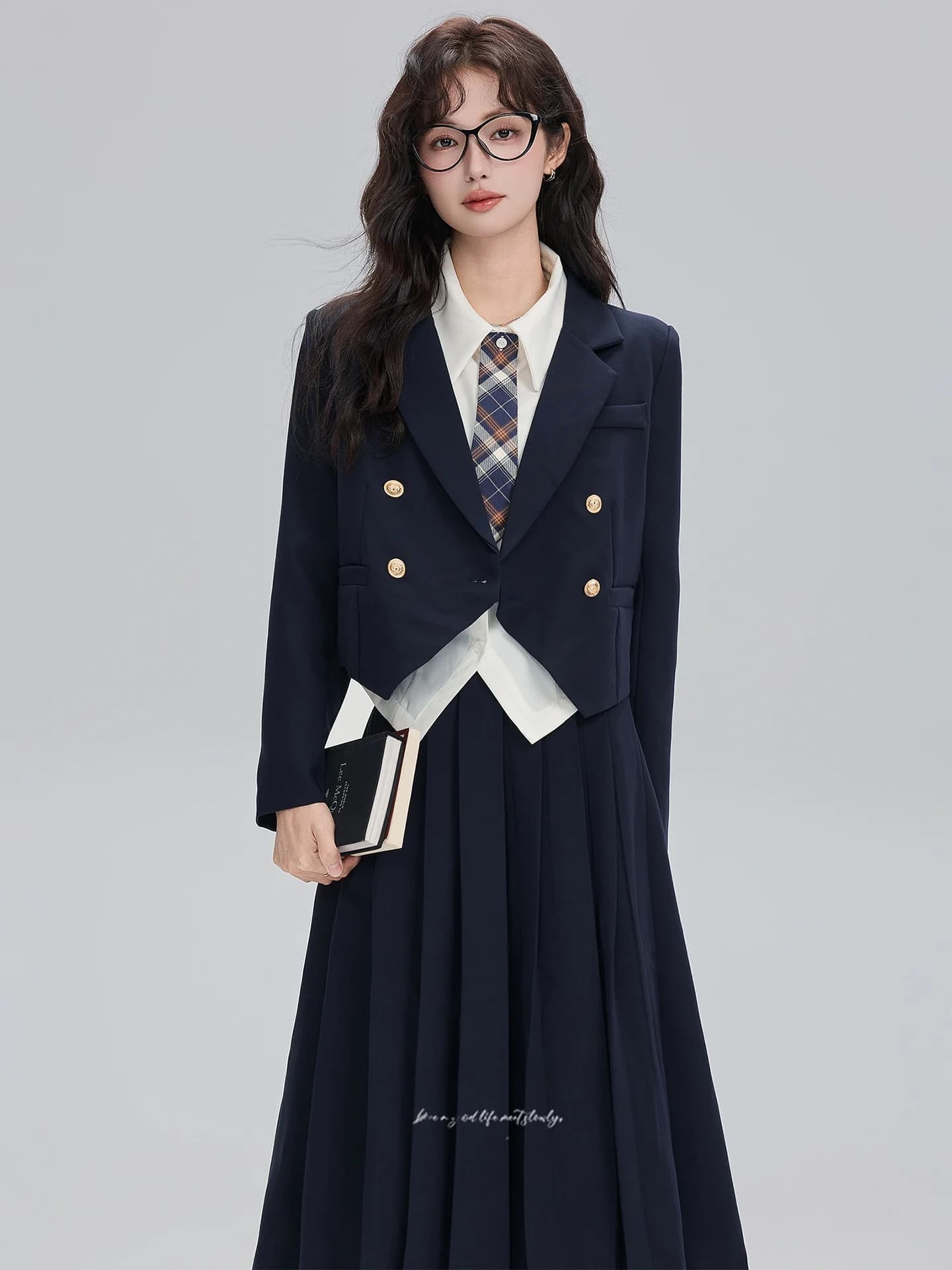 Nuovo arrivo primaverile: completo da donna in stile preppy con giacca corta e gonna a vita alta con design a pieghe, ideale per l'inverno e per le occasioni casual.