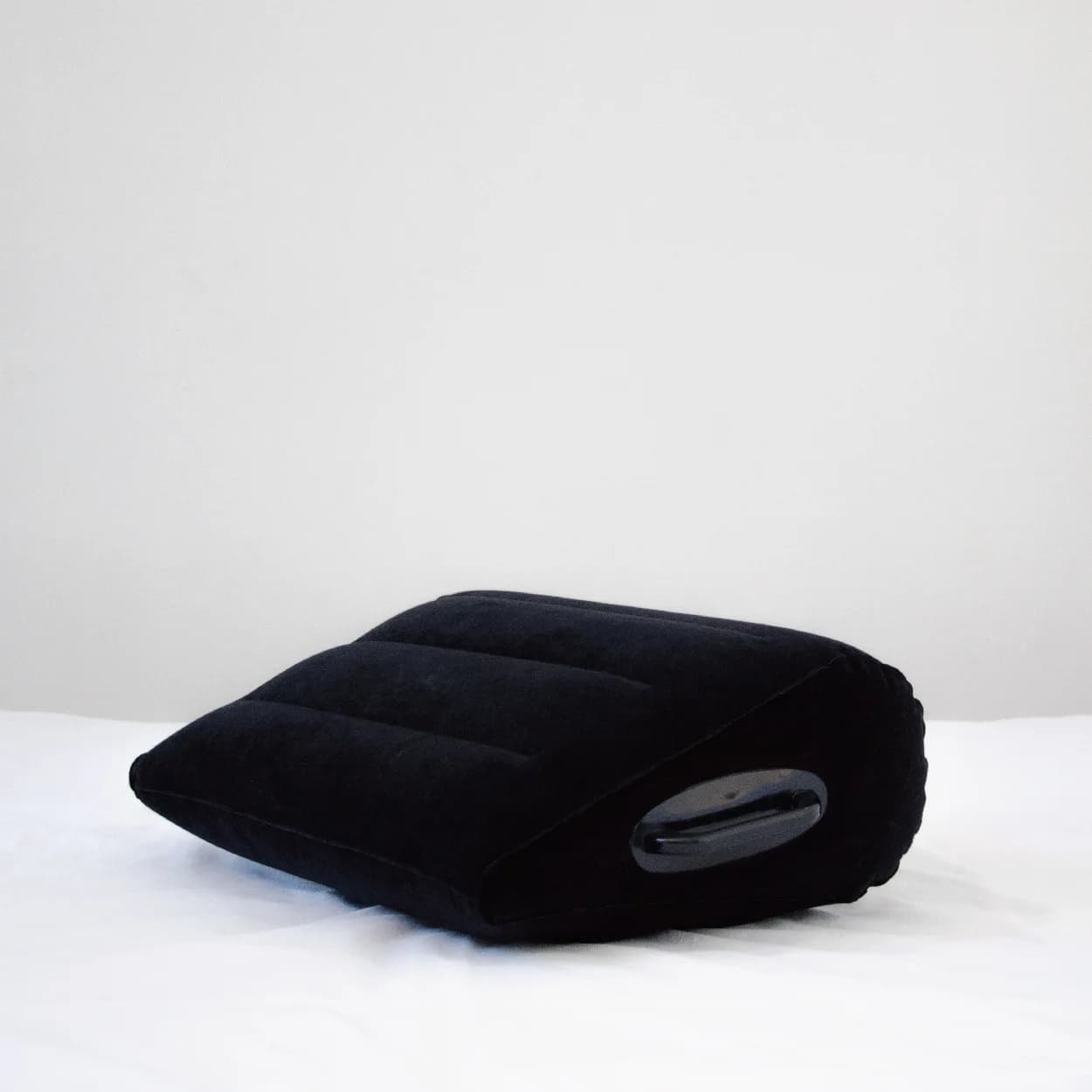 Cuscino gonfiabile floccato in PVC, cuscino di posizione pieghevole triangolare, cuscino gonfiabile per letto seduto senza sforzo