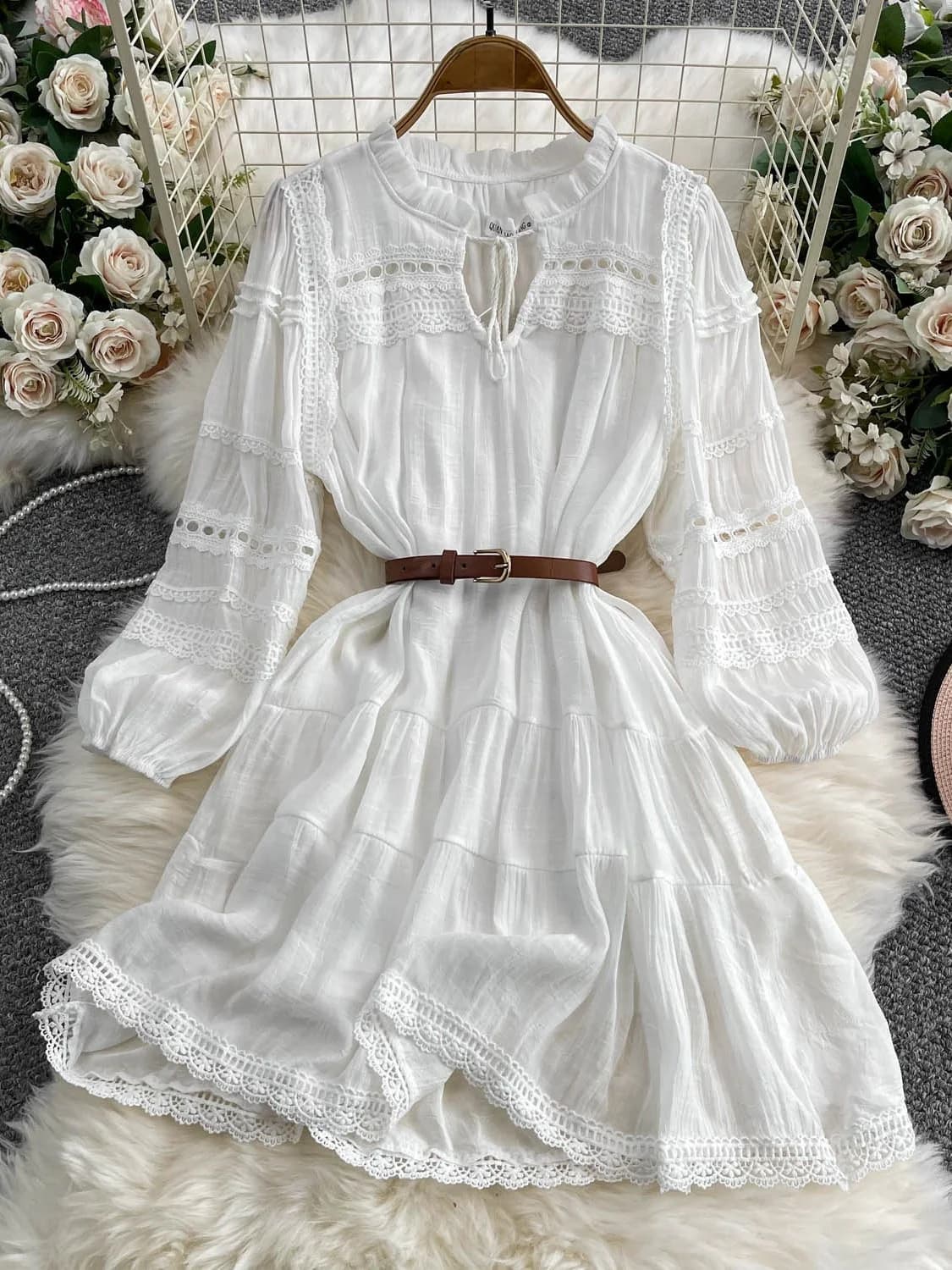 Nuovo Abito Estivo Bianco da Donna con Gonna a Balze, Scollo Rotondo, Dettagli in Pizzo, Cintura e Orlo a Vita Alta, Stile Commuter