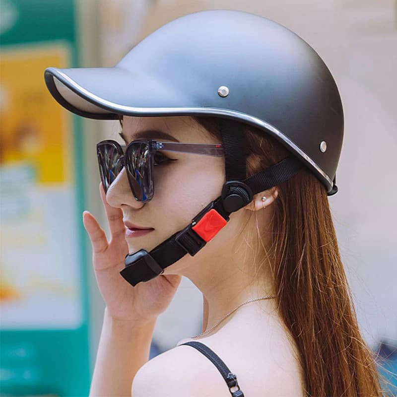 Casco da motociclista Berretto da baseball Casco universale da donna per uomo Caschi da bicicletta elettrici per adulti Caschi da scooter classici per bici