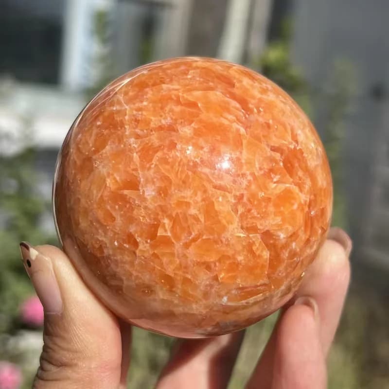 Sfera di cristallo naturale di girasole di alta qualità, un cristallo decorativo con una texture unica e una lucidatura liscia. È un computer da casa.