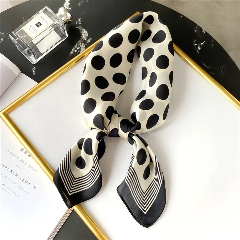 Sciarpa di testa in raso di seta di marca di lusso per le donne sciarpe da collo con fazzoletto a pois di moda scialli quadrati da 70cm e sciarpe Wrpas per le signore