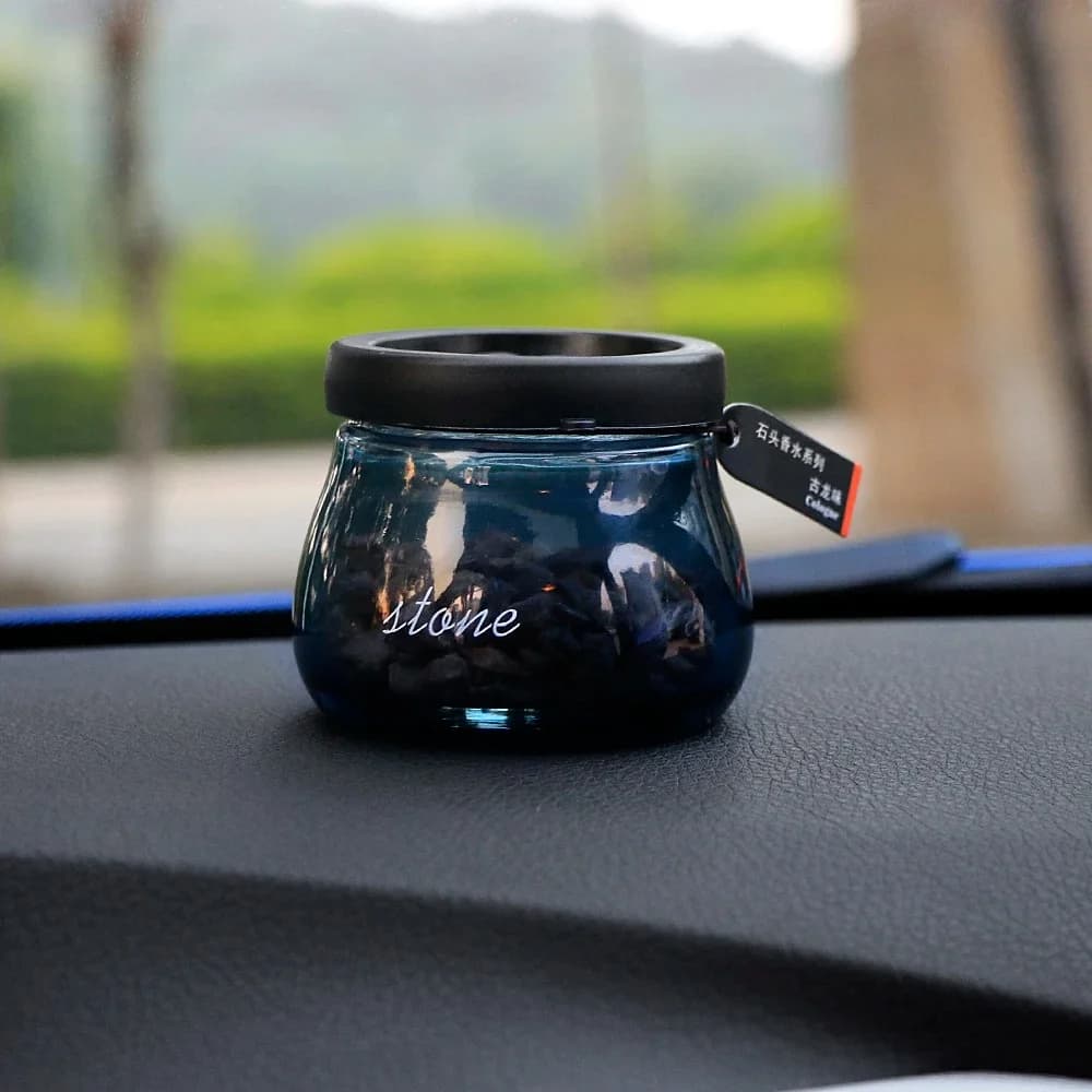 Car dashboard ornament with long lasting perfume diffuser, ideal to refresh and decorate the interior of the vehicle.