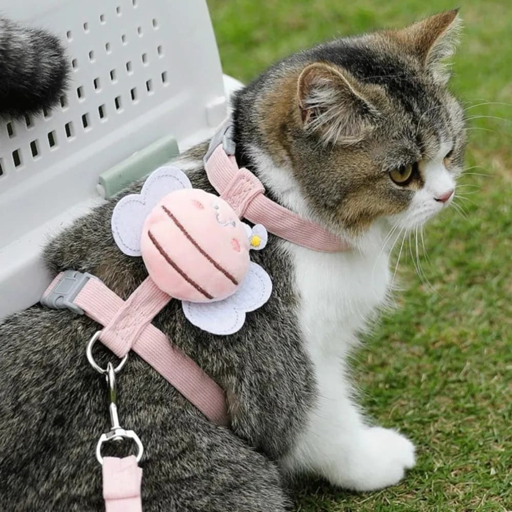 Articoli per animali domestici: Pettorina per gatti e cani con motivo a ape cartone animato, portatile e regolabile, con imbracatura pettorale e dorsale, per passeggiate