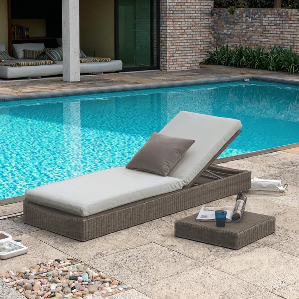 Elegante e Resistente Sdraio in Vimini e Rattan con Cuscino Reclinabile Regolabile per Uso Esterno, Patio, Giardino, Piscina o Hotel