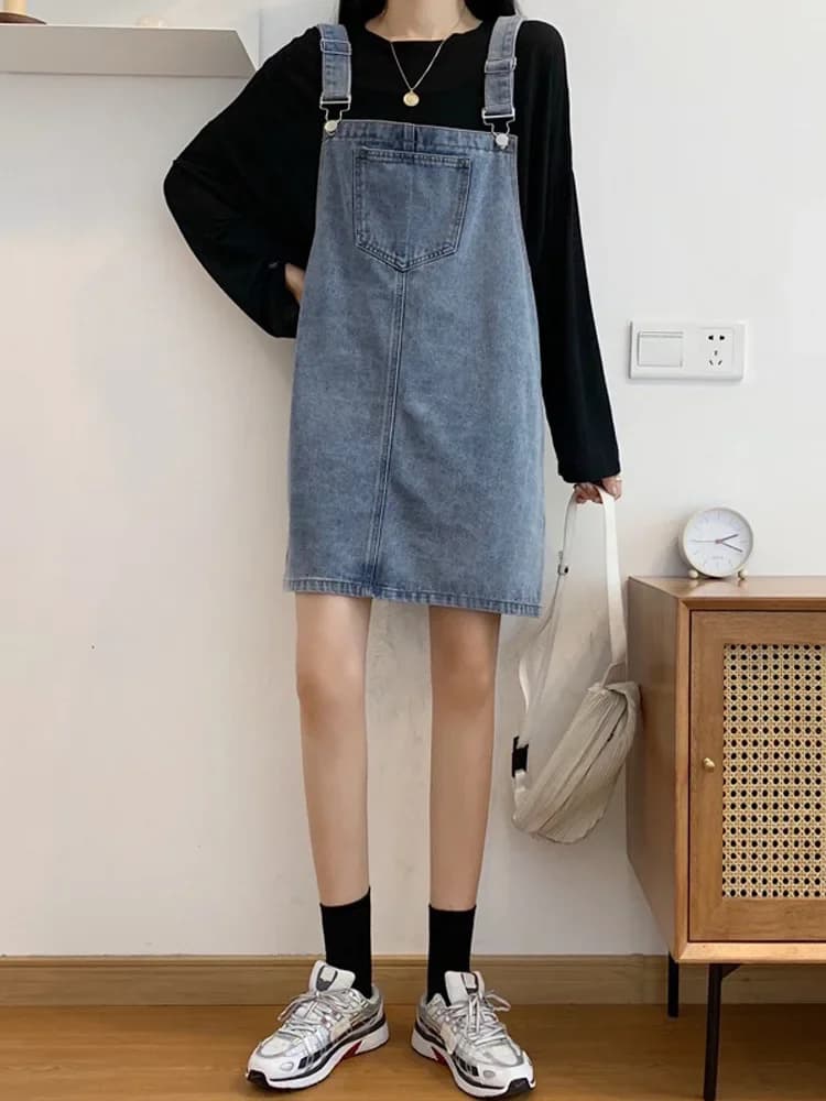 Dress with straps in casual denim loose retro in Korean style. The new fashionable autumn design of women's short skirt