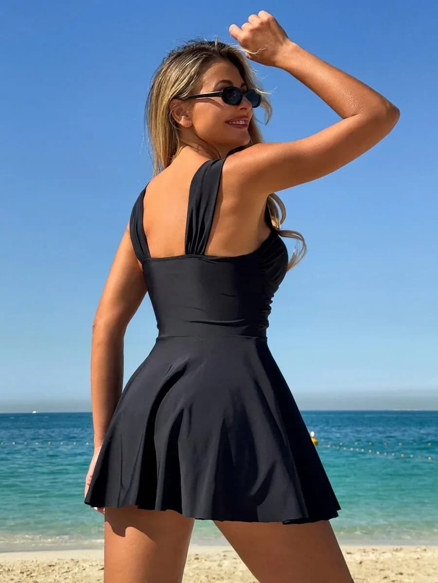 Costume da bagno tankini con gonna svasata in tinta unita nera con coppa modellata e spalline larghe per le vacanze al mare da donna
