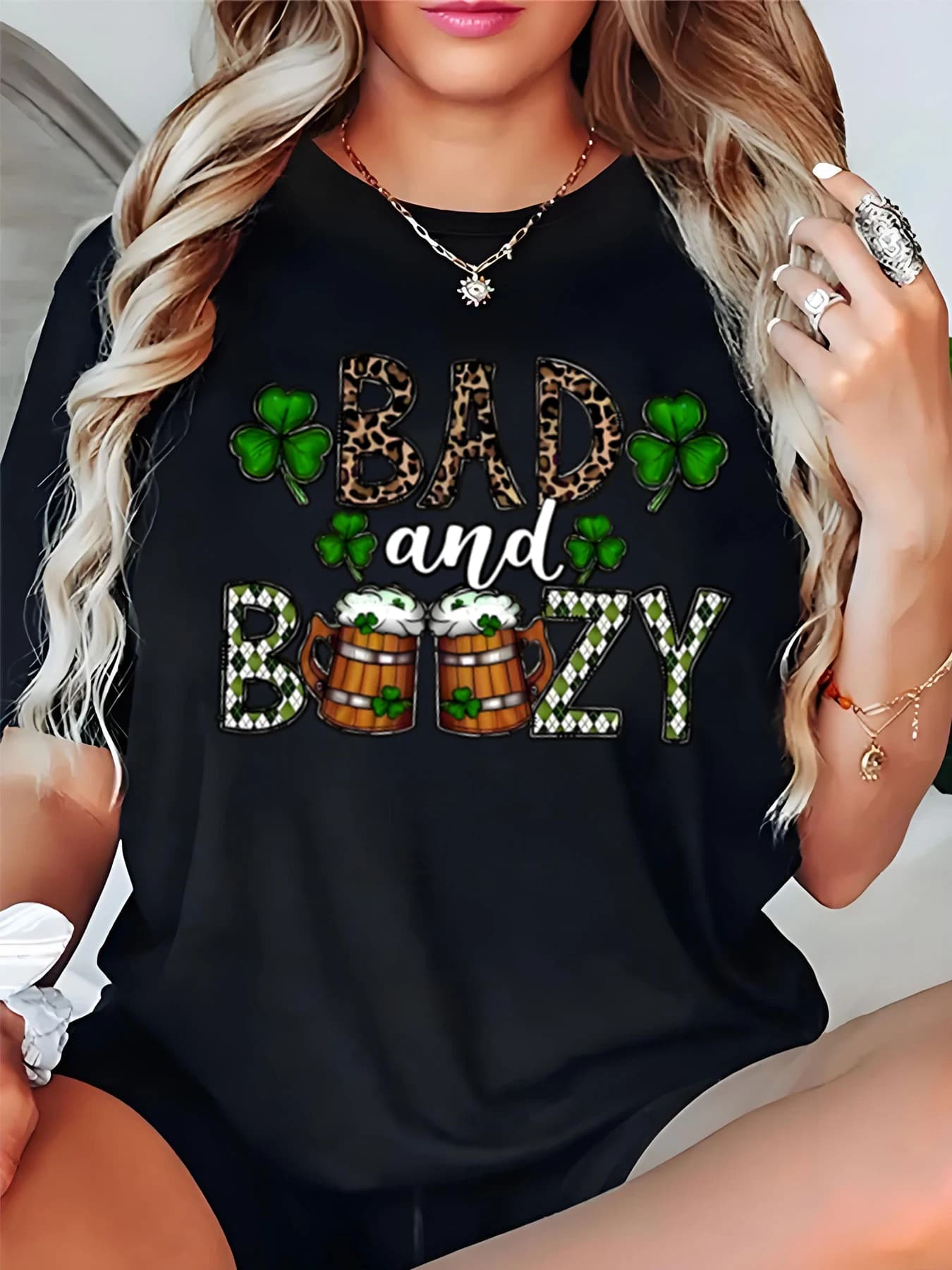 T-shirt da donna con stampa leopardata per il giorno di San Patrizio, maglietta da birra Bad and Boozy, top casual da festa