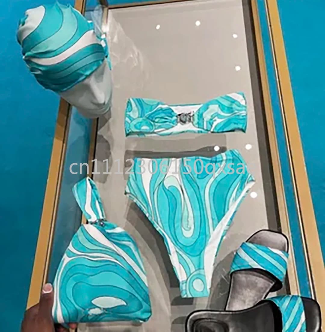 Costumi da bagno da donna blu con sciarpa dal design classico, logo con lettere e fascia per capelli firmata, abbigliamento da spiaggia di marca.