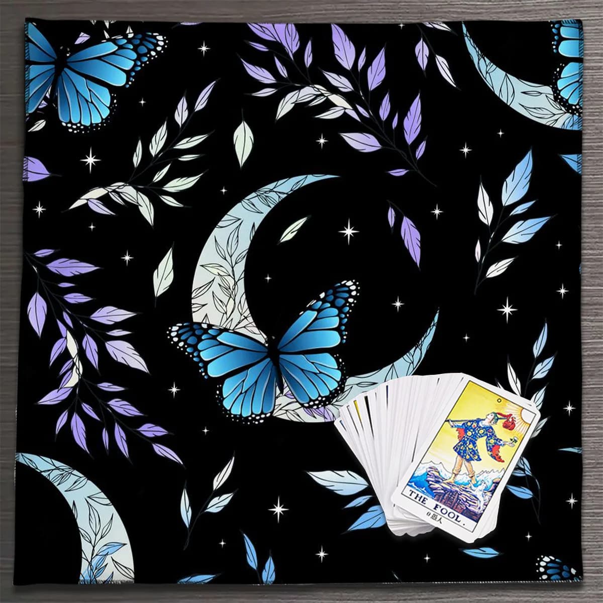 Tappeto da Tavolo VIKAMA Butterfly Moon Tarot Blu Profondo Cielo Stellato con Motivo Carta del Pazzo, Tappetino Base per Divinazione e Rituali, Stile Bohemien