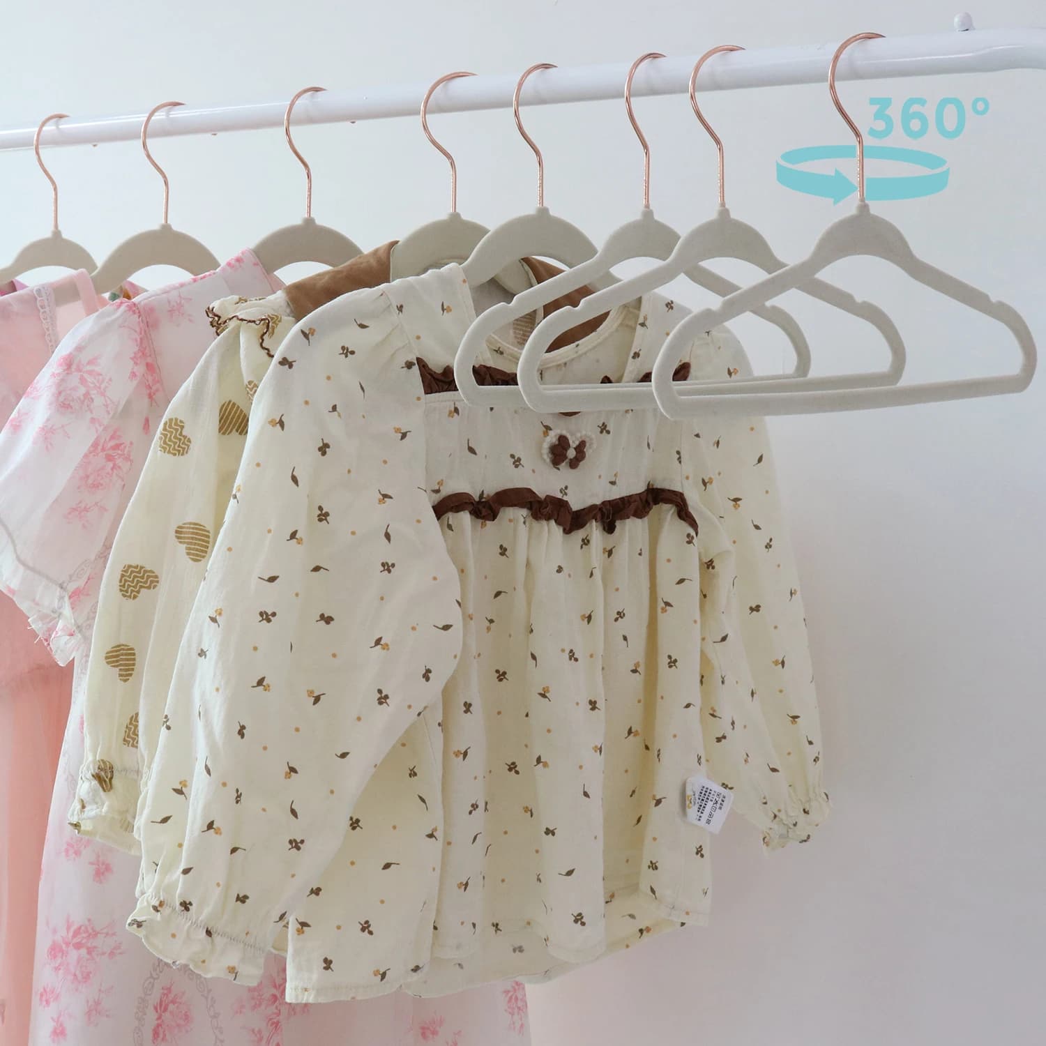 30/50 Appendiabiti Premium in Velluto per Bambini - Grucce Antiscivolo da 35 cm per Bambini e Ragazzi - Ultra Sottili, Salvaspazio, Robuste e Durevoli con Rotazione a 360° ° Gancio Girevole-Beige