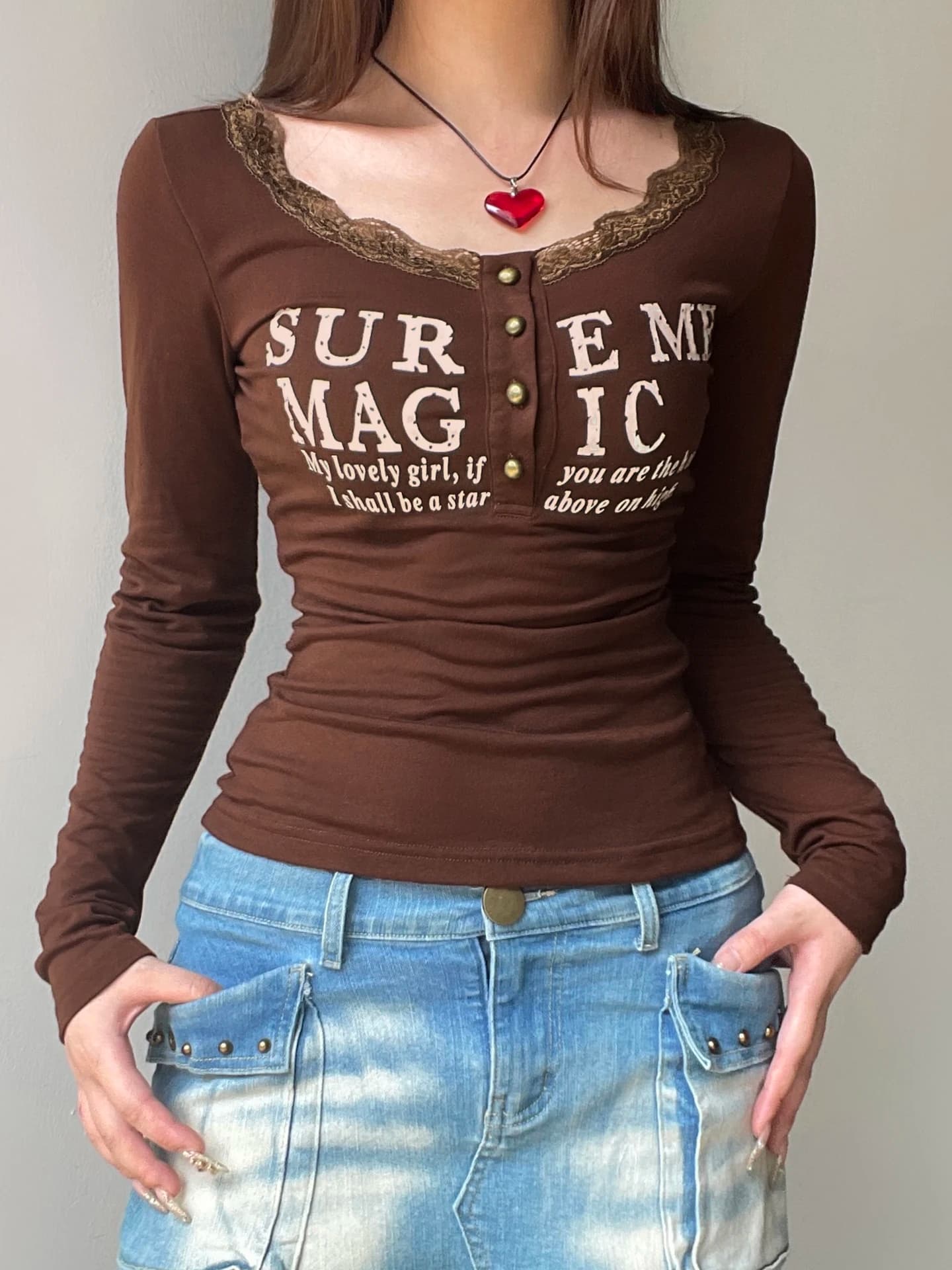 WEEKEEP T-shirt a maniche lunghe da donna stile street americano, girocollo con bottoni, stampa lettere in pizzo, top versatile