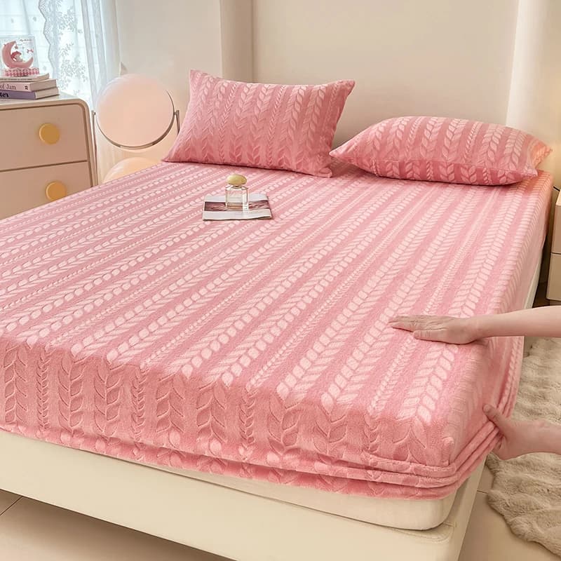 2025 Nuovo cappello da letto in velluto di latte intagliato ad alto peso Fodera protettiva per materasso invernale addensata e calda con un copriletto estensibile