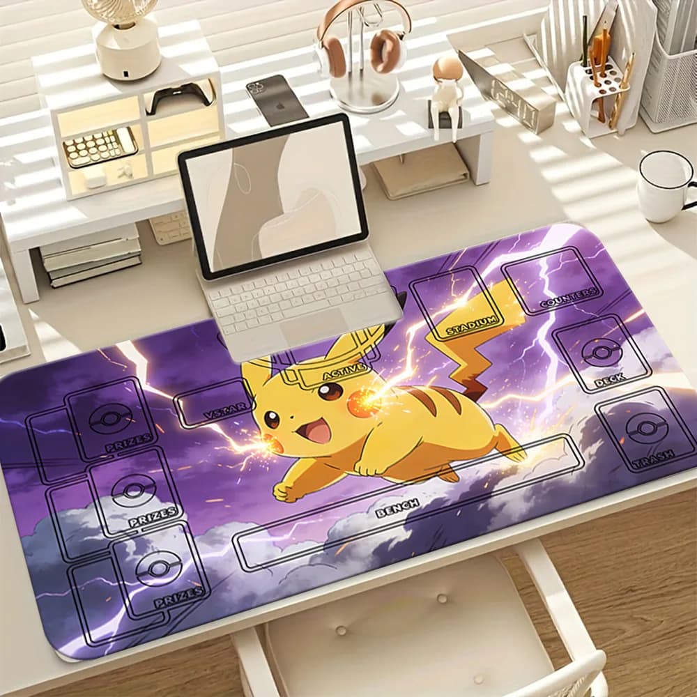 Tappetino da Gioco Pikachu Ash Hat Thunderbolt Pokemon TCG, Grande Tappetino per Mouse da Gioco con Zone per Carte, Tappetino da Scrivania Antiscivolo per Trading