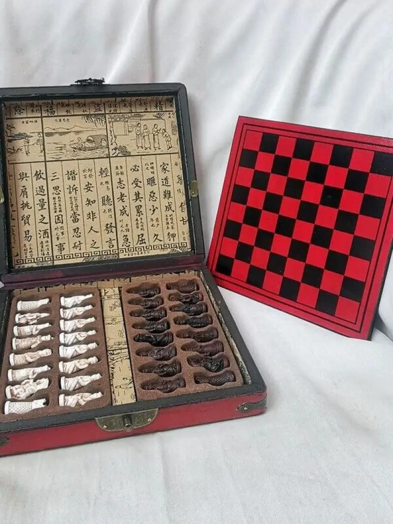 Set di scacchi antichi dell'esercito della dinastia Qing, scatola da tavolo intagliata, unica, vintage da collezione