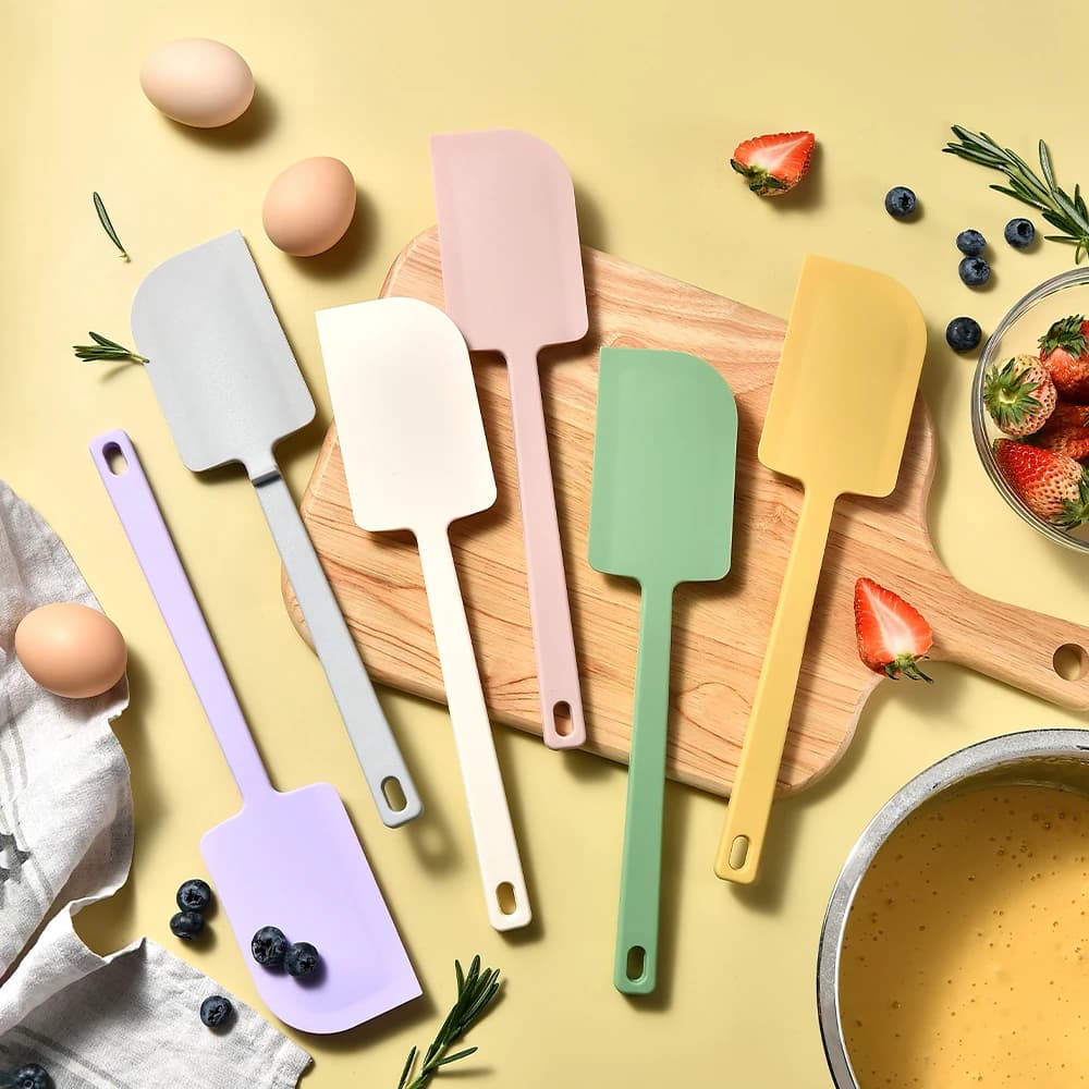 Silicone Spatula with Long Handle, Heat Resistant, Flexible, Non-stick, For Mixing and Scrapping Cakes and Creams, Kitchen Tools