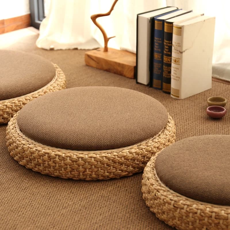 Japanese-style tatami, rattan futon, thickened meditation cushion, pier on the ground, kneeling to worship Buddha, low tea table