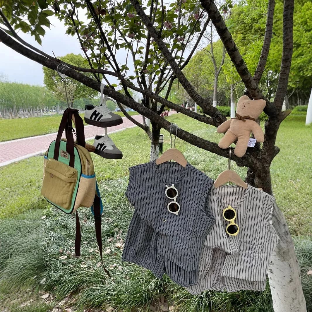 2025 Estate Nuovo Set da ragazza per ragazzi Camicia senza maniche in canapa di cotone a righe Canotta Pantaloni medi alla moda Set semplice in due pezzi