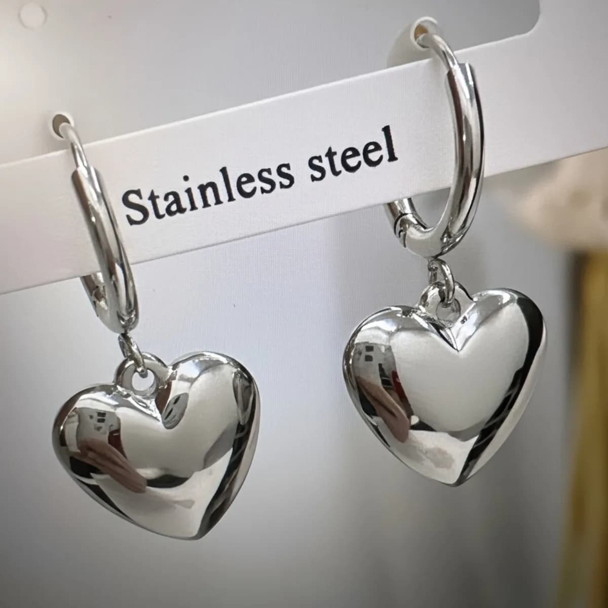 Un paio di pendenti per orecchini a forma di cuore in acciaio inossidabile; resistenti allo sbiadimento e perfetti per l'uso quotidiano da parte delle donne.
