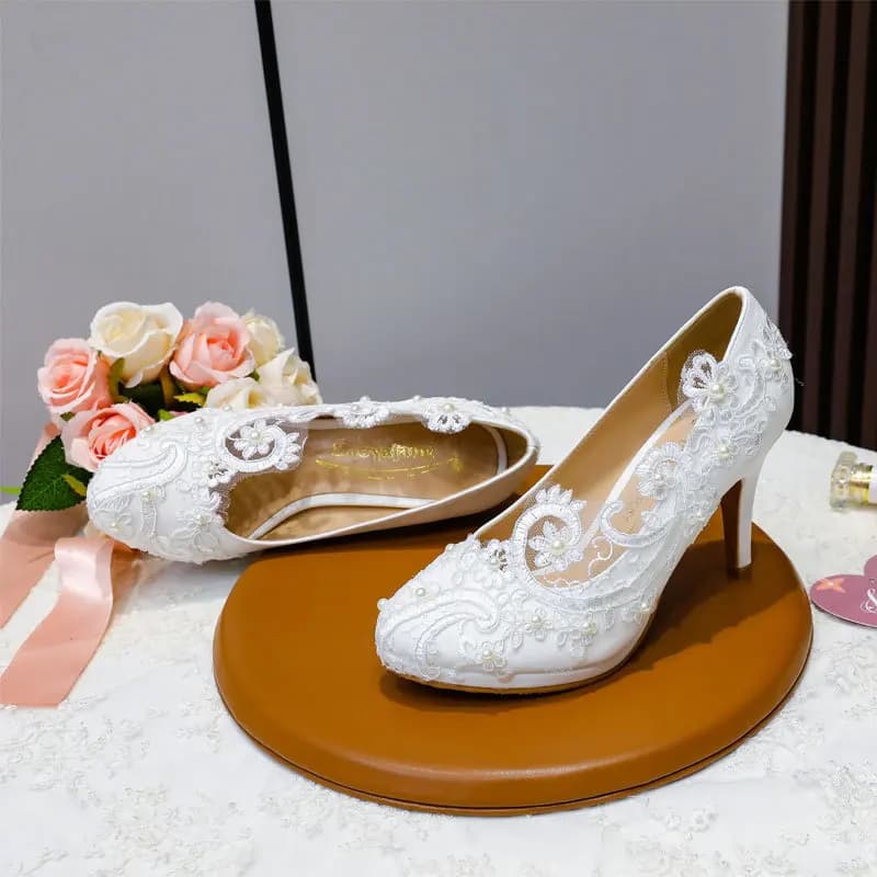 Tacchi alti in pizzo Tavolo impermeabile Testa tonda Bocca superficiale Scarpe singole Scarpe da sposa Scarpe da sposa fatte a mano con perle