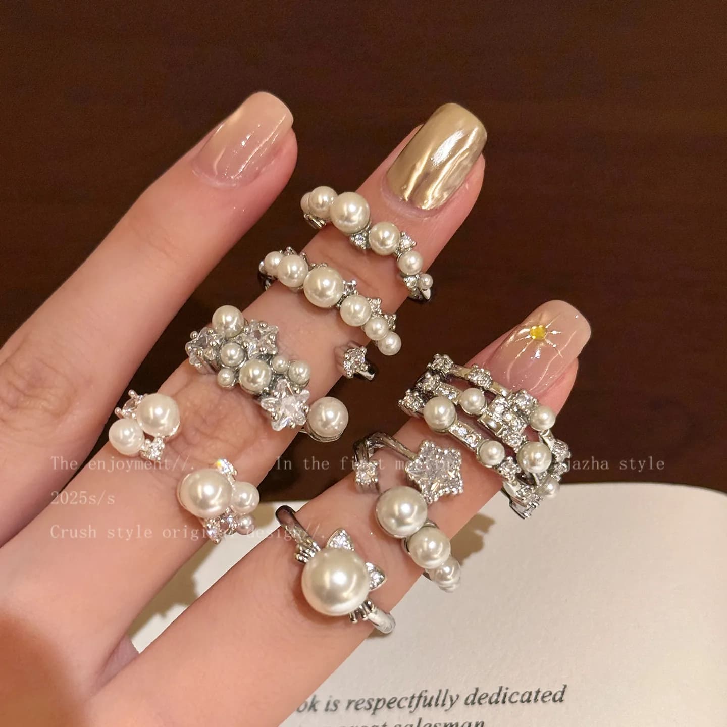 Stelle e perle che brillano illuminamente! Anello aperto con perle barocche per ragazze, anello di fascia alta di lusso leggero a strati