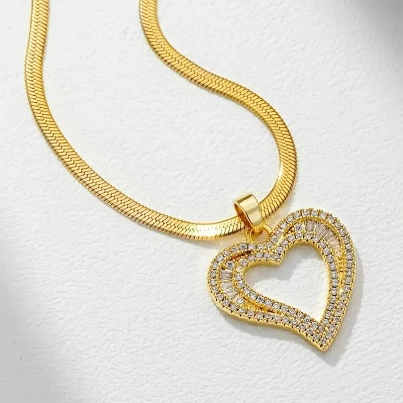 Collana alla Moda con Cuore Traforato in Zirconi Scintillanti, Accessori di Gioielleria Classici e Lussuosi per Banchetti e Feste da Donna