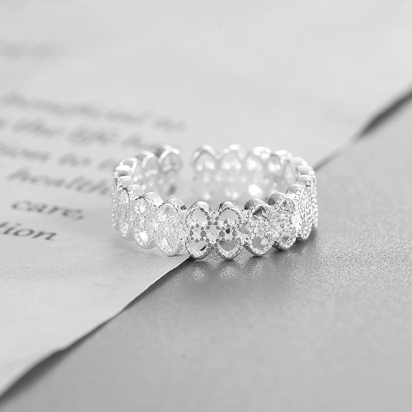 Nuovi anelli in pizzo semplici per donna, anello traforato di lusso leggero, regolabile, elegante, semplice, affascinante, gioiello per feste e banchetti