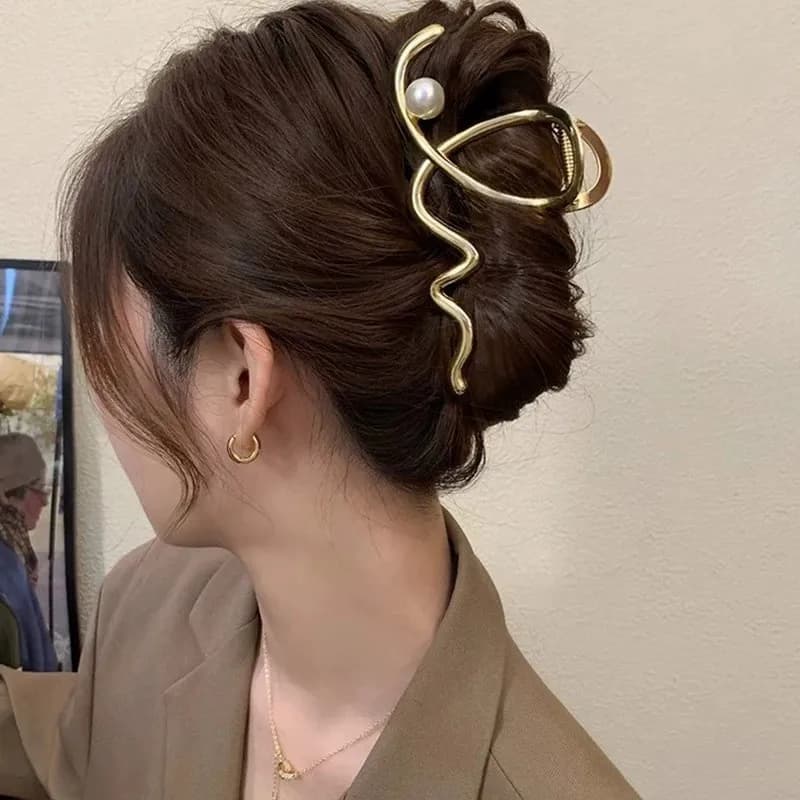 Korean Cross Wavy Pearl Hair Claw Clip Girls Simple Versatile Gold Shark Clip Elegant Women Back Head Bun Hair Accessory Gifts