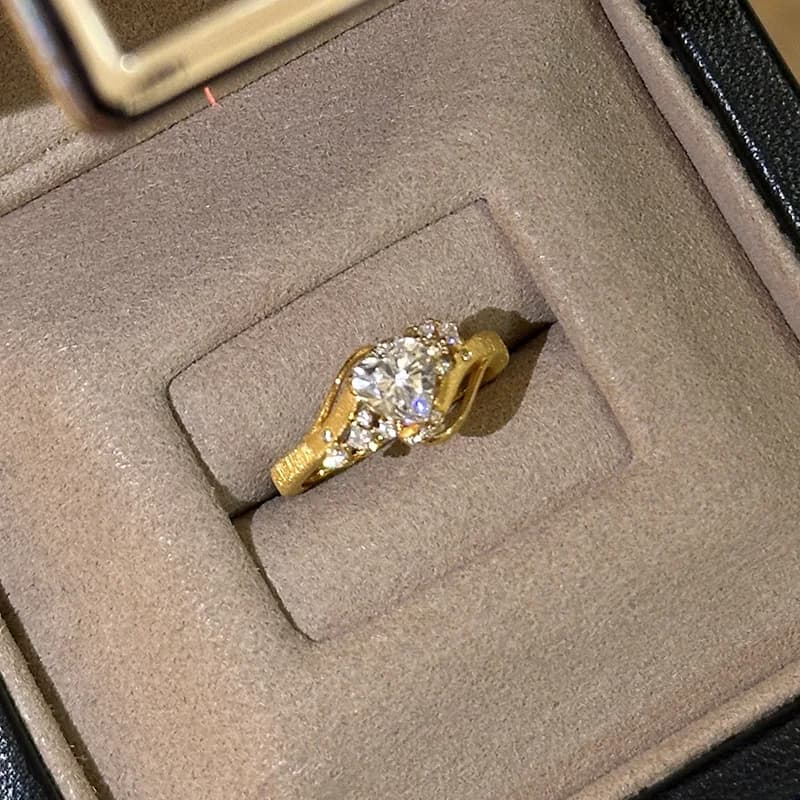 Anello con diamante a punto spazzolato con onda alla moda Anelli a forma di cuore artigianali in oro antico di lusso leggero per regali di gioielli per banchetti da donna