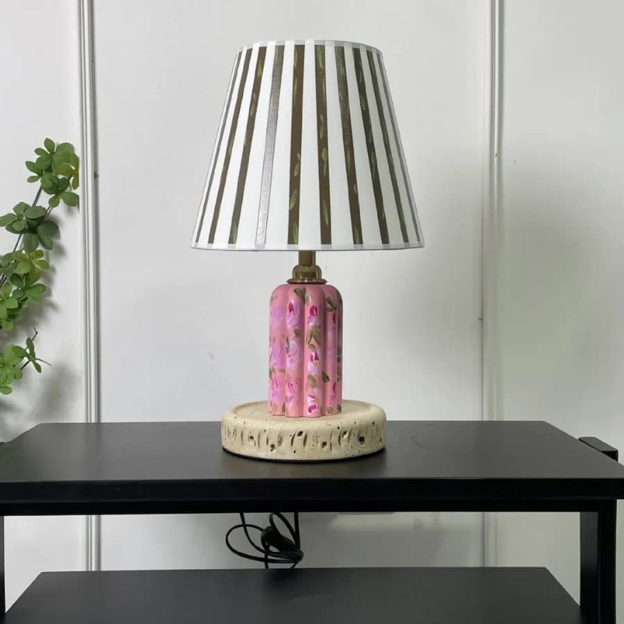 Lampada da Tavolo in Tessuto Floreale Stile Country Americano, LED per Comodino, Camera da Letto, Studio, Ristorante, Moderna e Creativa Decorazione per Casa, Luce Notturna da Scrivania