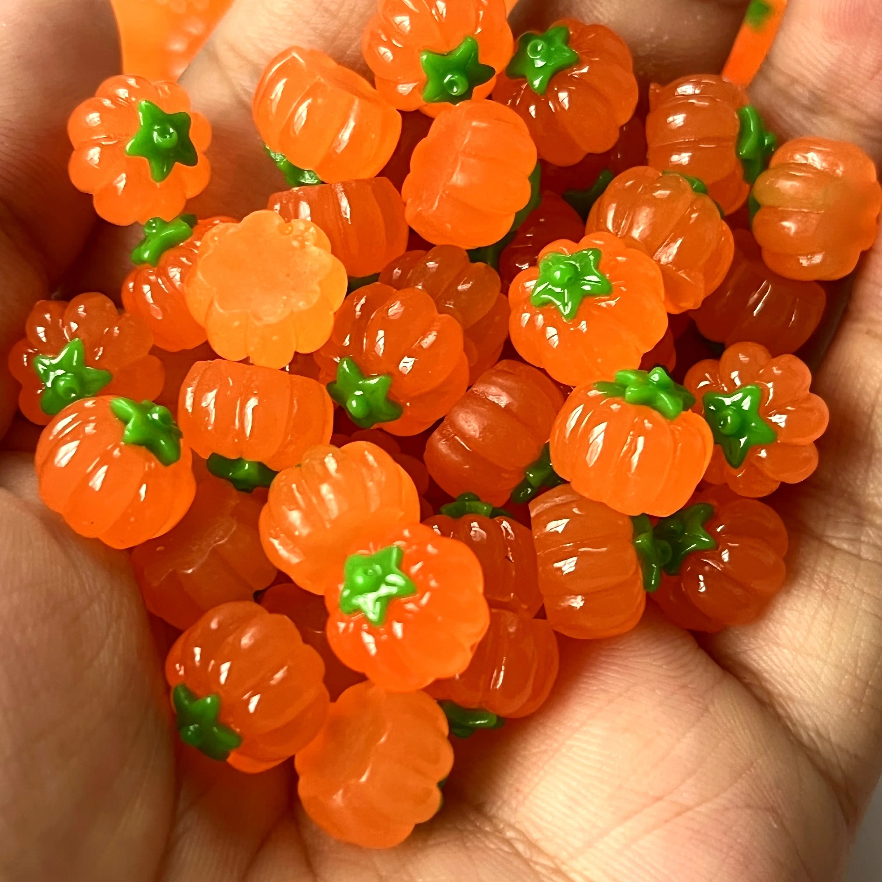 10 mini accessori in resina zucca, adatti per accessori fai da te, gioielli, orecchini e nail art, perfetti per la decorazione di Halloween