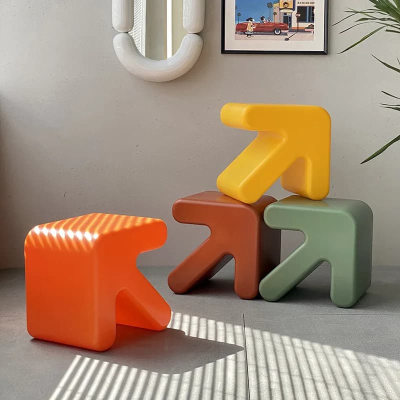 Sgabello in plastica spessa stile nordico per la casa, sgabello piccolo creativo a forma di freccia per asilo nido