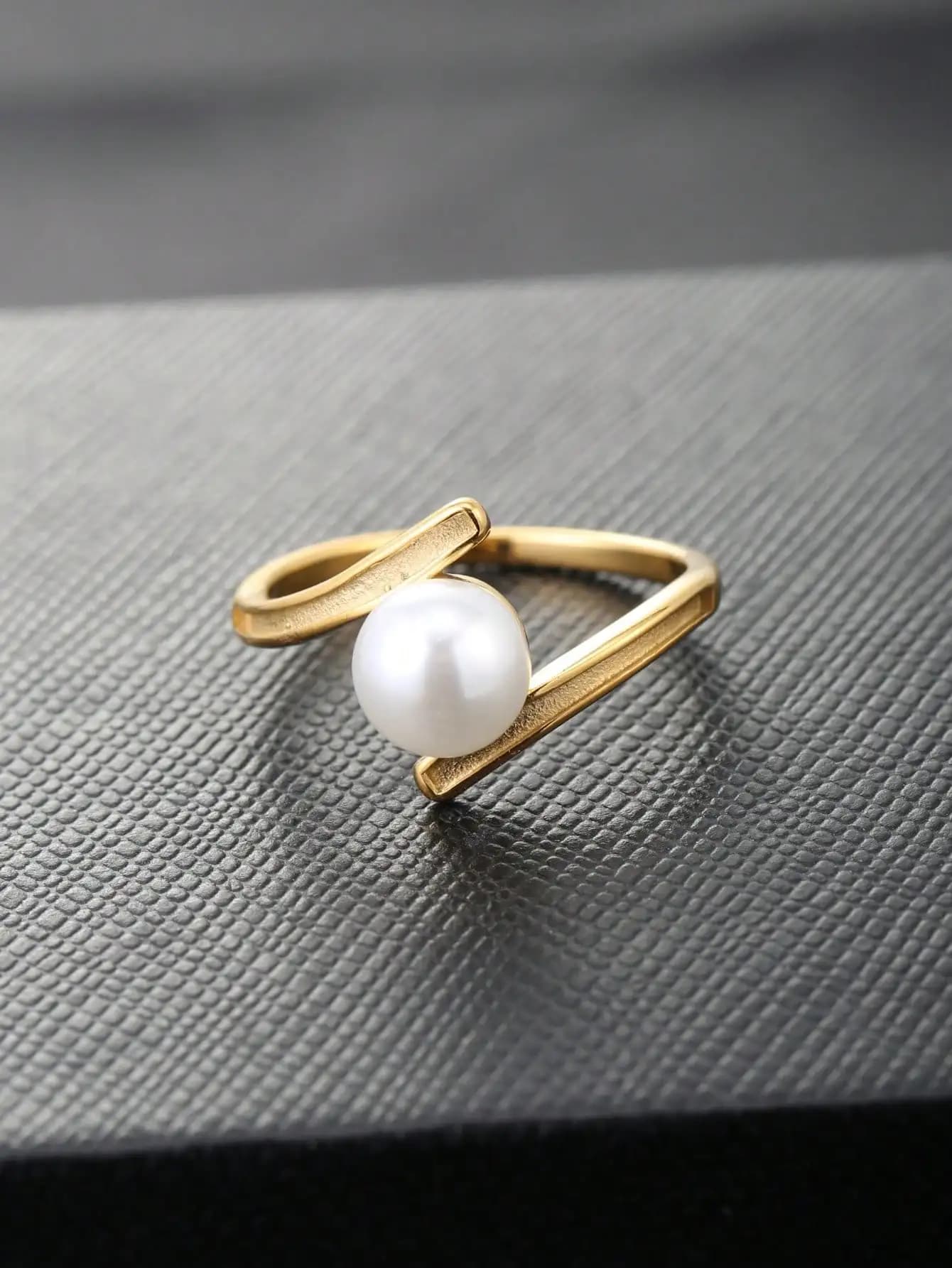 1 Piece of Irregular Letter H Ring with Imitation Pearls in the Middle, 18K Gold Stainless Steel Women's Ring, Elegant, Creative, Versatile and Fashionable, Suitable for Women to Wear in Their Daily Activities and Parties, as a Gift for Girlfriends, as a Gift for Friends, or for Social Occasions