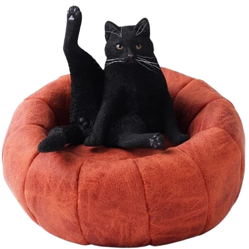 Il gatto pigro, la figura simulata del gatto arancione a tre fiori guarda il simpatico pendolo dell'auto da tavolo circostante