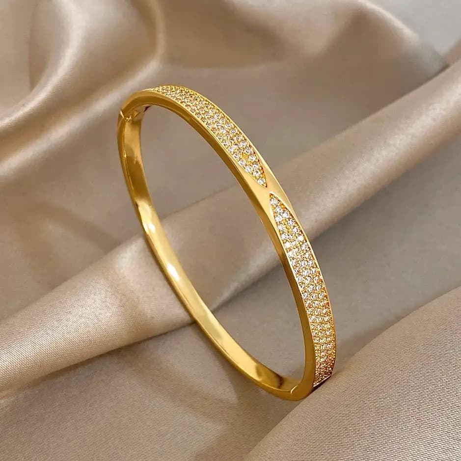Braccialetti rigidi con polsino con strass a freccia lucida per le donne Regali di gioielli per feste con bracciale in rame placcato oro alla moda
