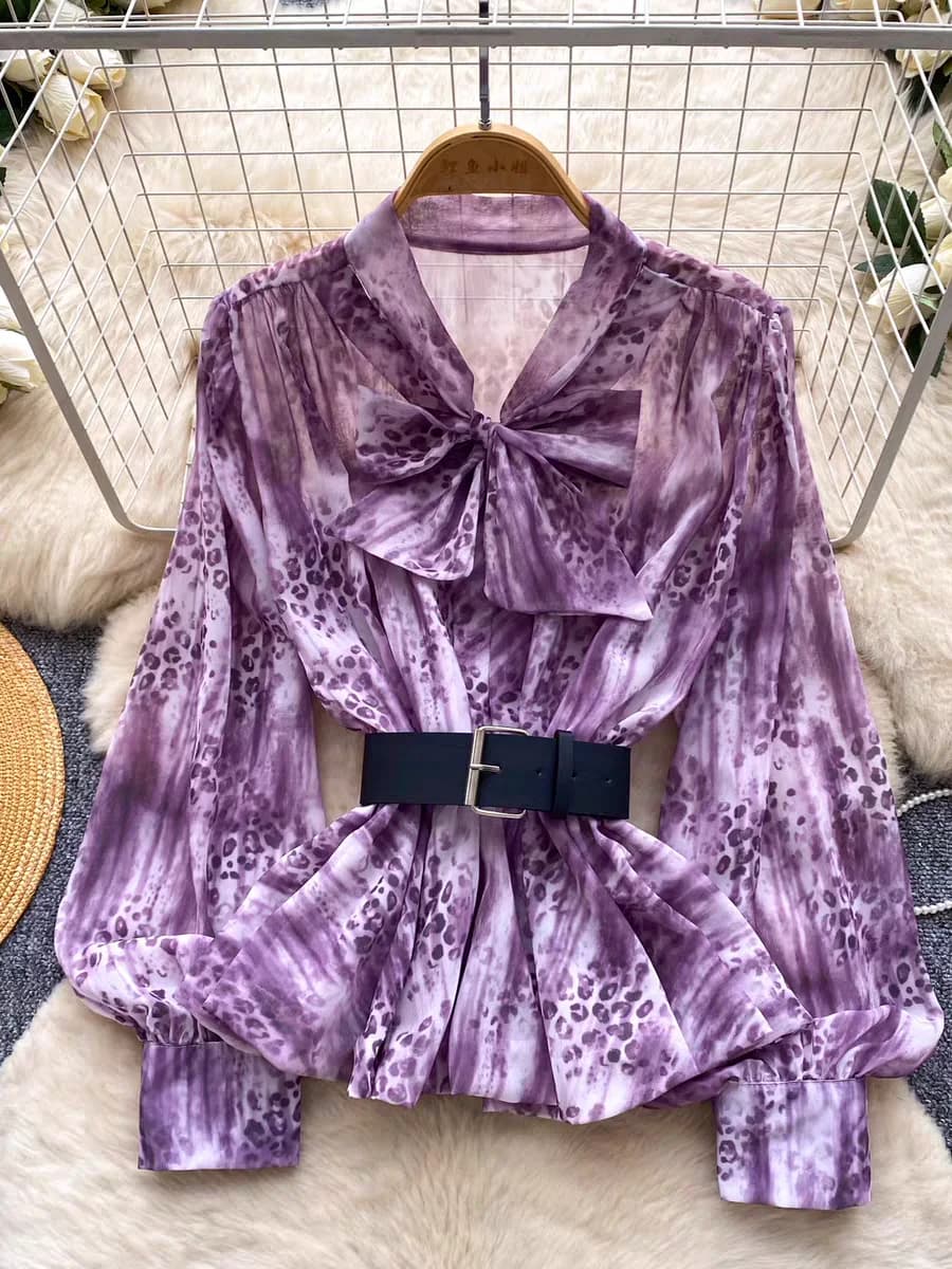 Elegant and refined woman's top with luke-dye leopard print, V-neck, wide-blown with long sleeves with laces and bow in life, slimming effect, ideal for commuting.