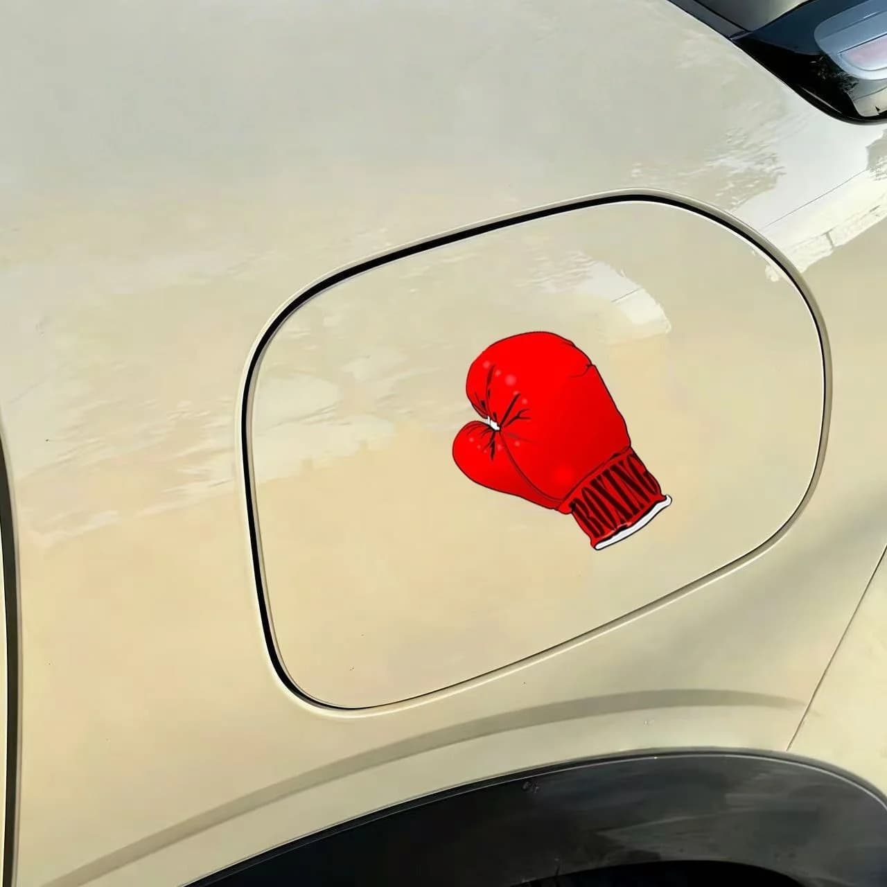 Adesivo in vinile impermeabile a forma di guantone da boxe rosso per casco da moto, serbatoio carburante, decorazione per auto elettriche (1 pezzo)