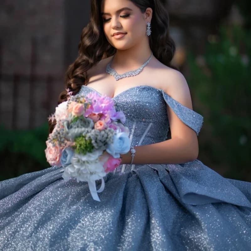 Abito Quinceanera blu foschia lucido Decalcomania di cristallo con spalle scoperte Stratificazione Coda lunga Fiocco Abiti da 15 Quinceanera Personalizza
