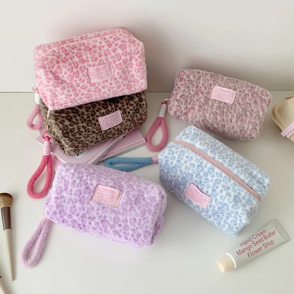 Borsa per cosmetici in peluche leopardo per ragazza coreana invernale Borsa per trucco per donna Astuccio per matite per studenti Borsa da toilette portatile per organizer per la cura della pelle