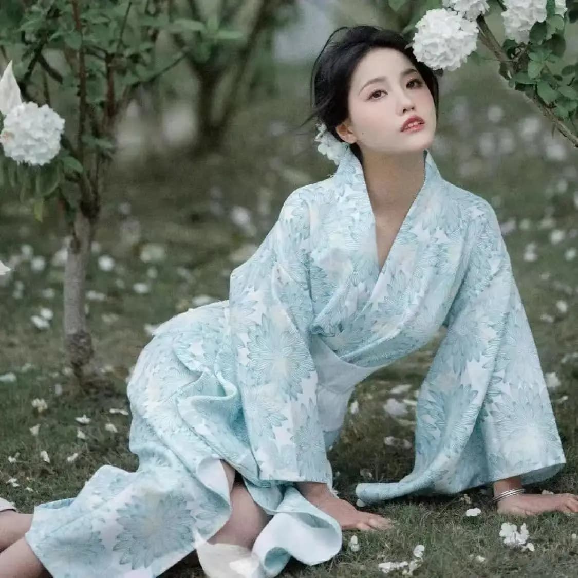 Elegante Kimono Bianco e Blu per Donna, Tradizionale Accappatoio Giapponese, Costume per Carnevale e Feste, Abito Asiatico Yukata