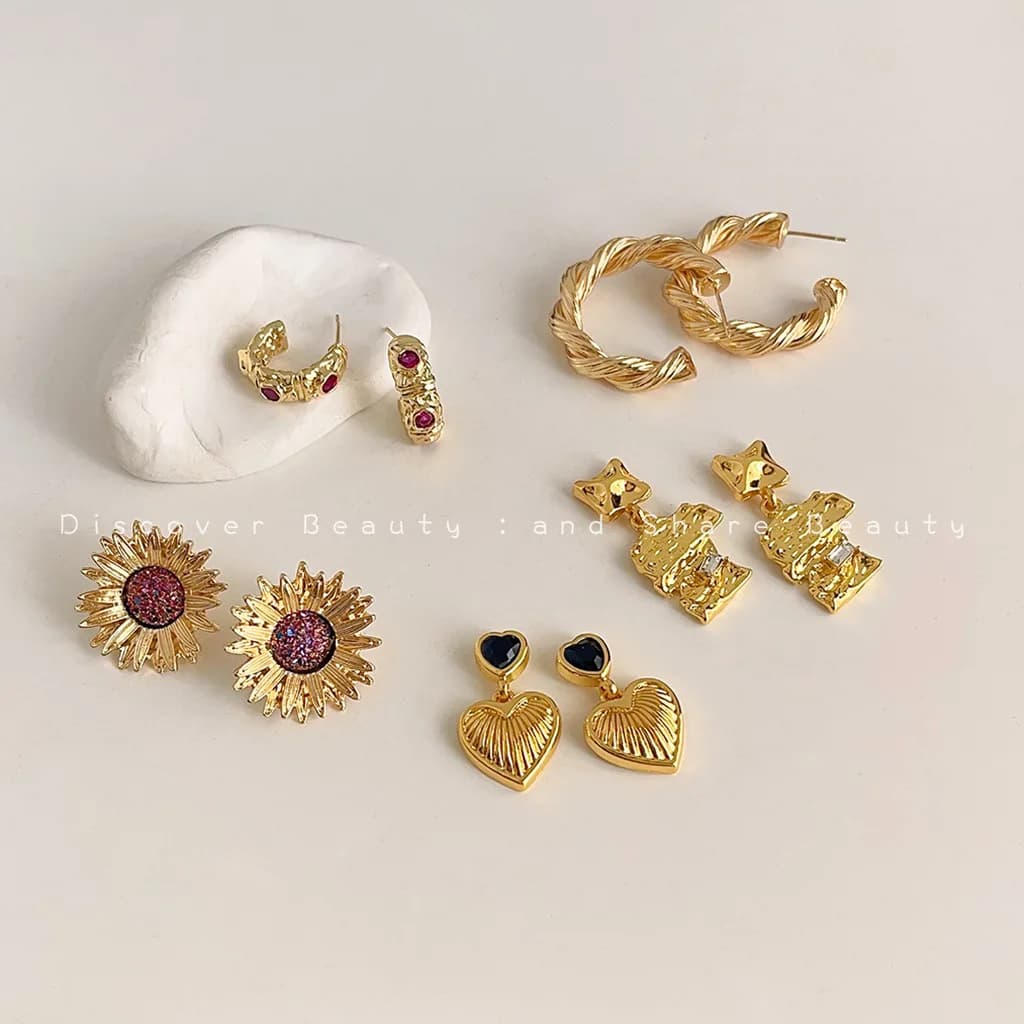 DIY accessories Medieval fashionable C-shaped earrings, niche high-end love studs, European and American light luxury style temp