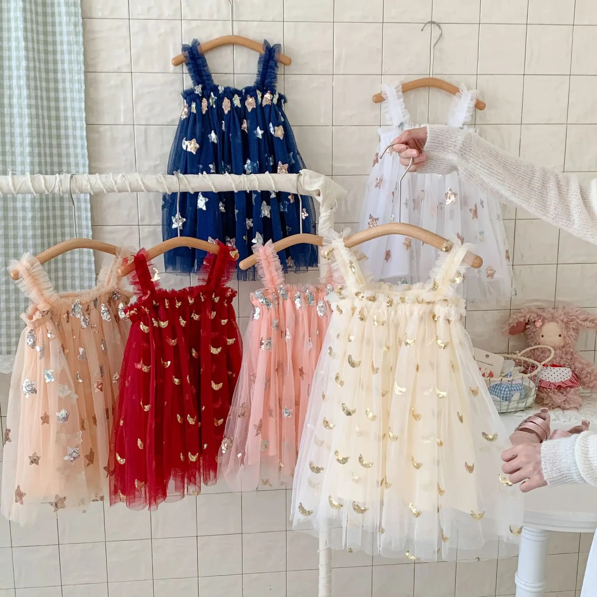 Abito da principessa in tulle fluido ricamato scintillante con stella a fionda per ragazze estive per feste per bambini da 1 a 6 anni e abbigliamento quotidiano