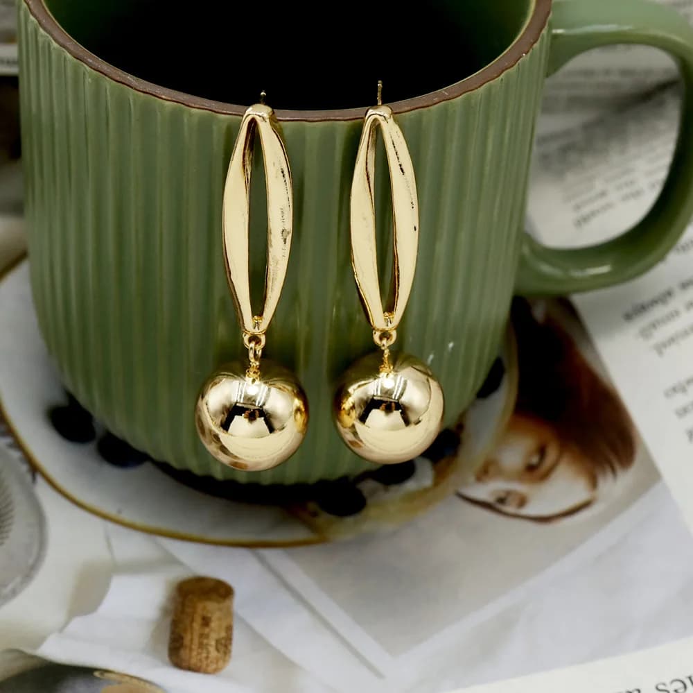 Orecchini pendenti con sfera geometrica in stile minimalista in metallo Gioielli di moda esagerati europei e americani Accessori quotidiani da donna