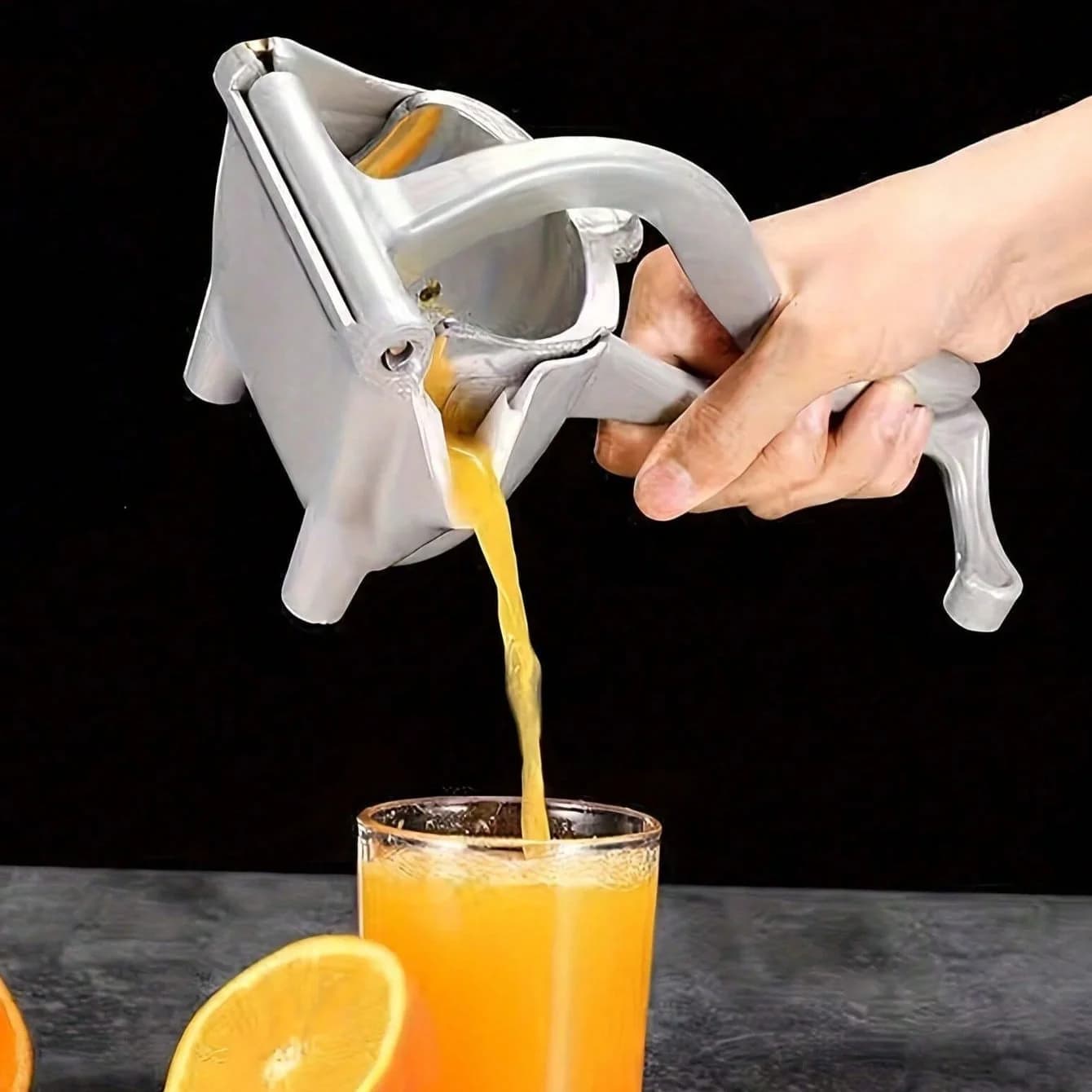 Manual in Aluminium with Ergonomic Handle for an Efficient Extraction of Melograno Juice and Citrus