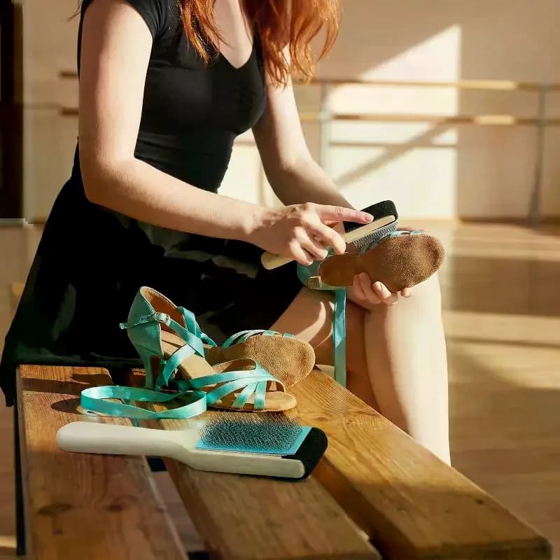 Spazzola per Scarpe in Pelle Scamosciata con Manico in Legno, Setole in Acciaio Inossidabile e Copertura Protettiva per la Manutenzione delle Calzature in Pelle