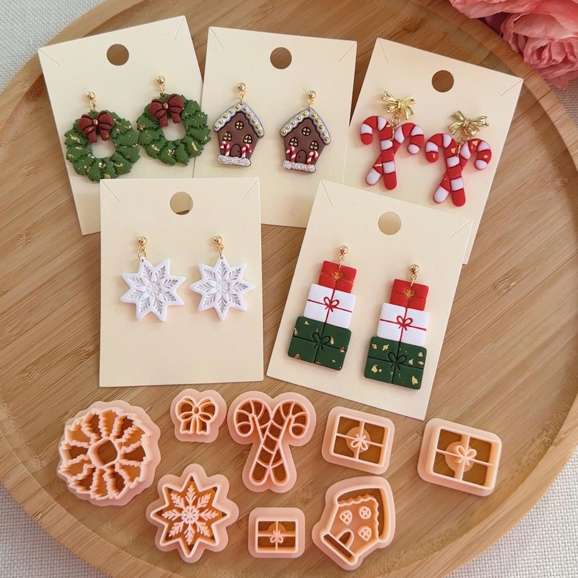 Set per realizzare orecchini in argilla polimerica a forma di fiocco di neve/regalo/albero a forma di anello di Natale