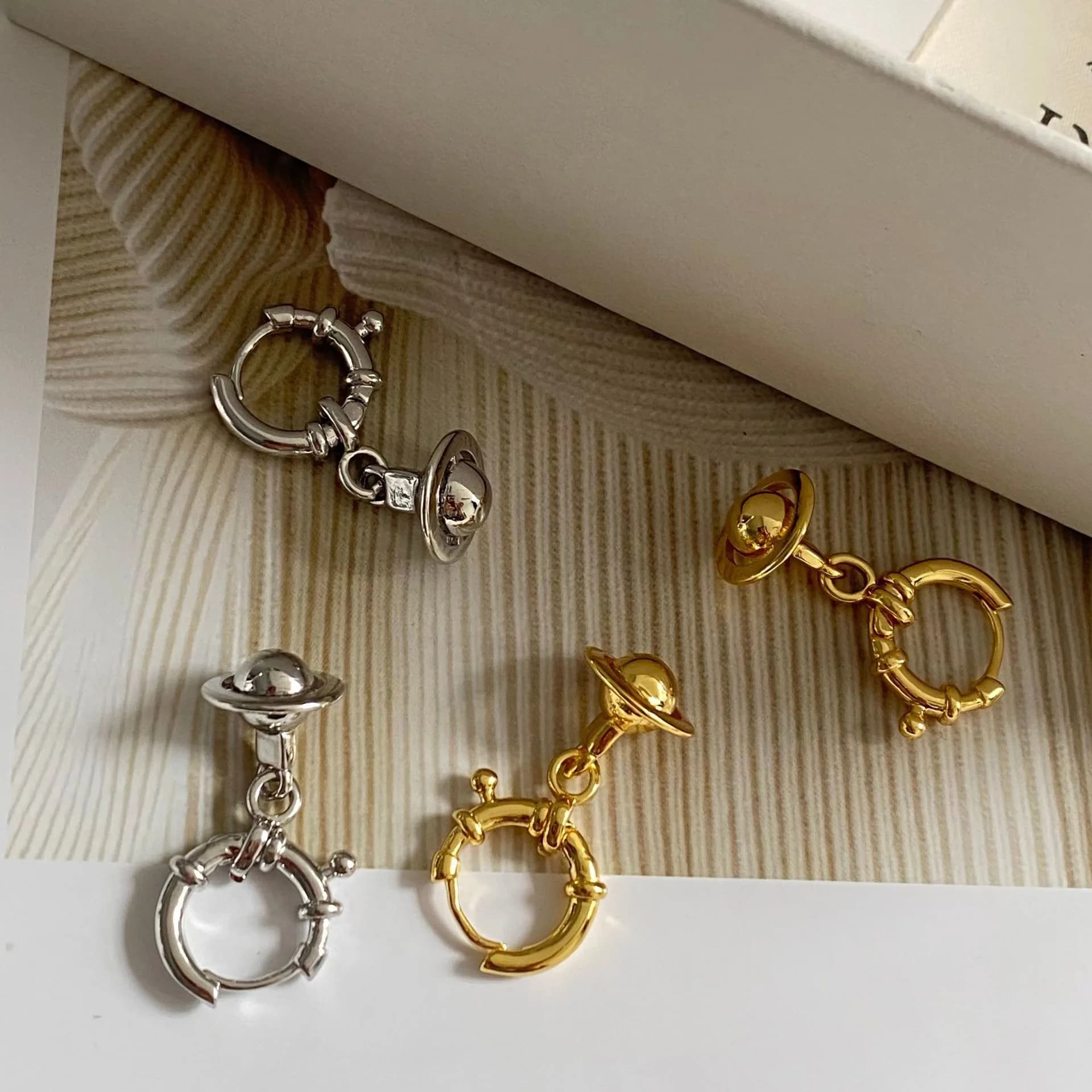 Orecchini tridimensionali di nicchia e alla moda, semplici ed eleganti, ideali come regalo per le donne alle feste.