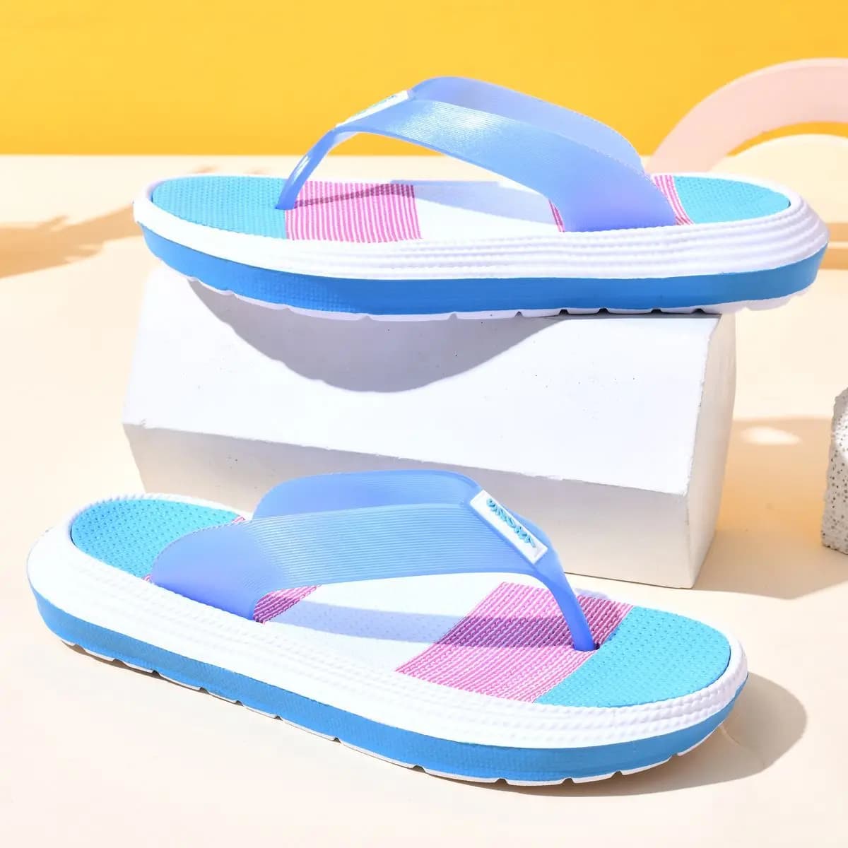 Un paio di infradito da donna, casual, alla moda, di tendenza su Instagram, versatili, con clip, sandali estivi, suola morbida