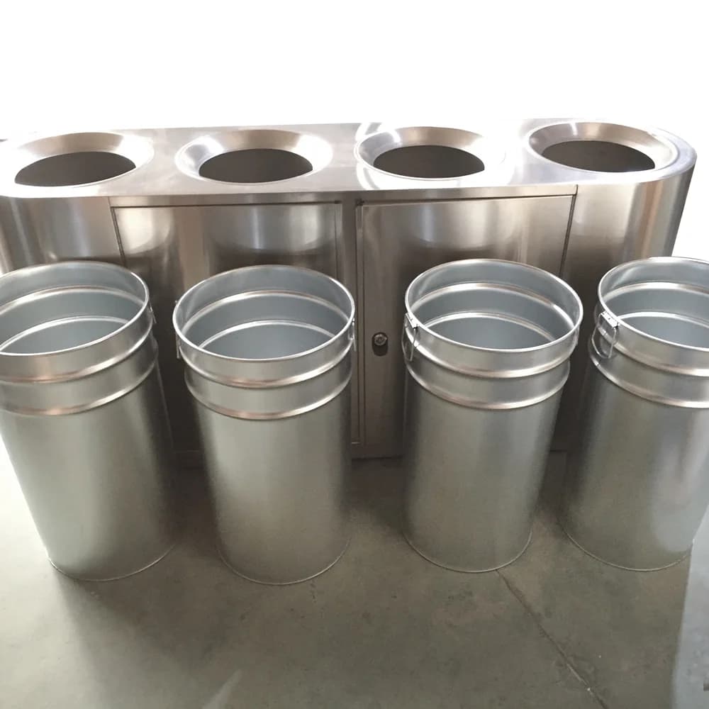 Cestino per rifiuti commerciale da esterno in acciaio inox a 4 scomparti con 4 secchi interni di grandi dimensioni, per centri commerciali e riciclo.
