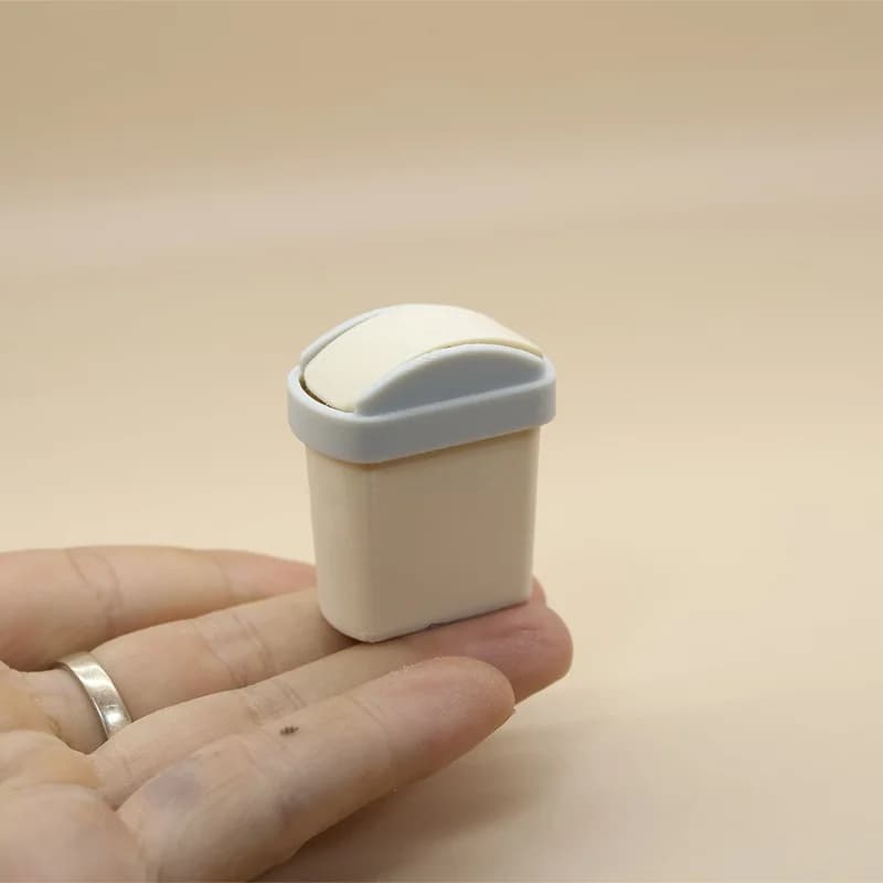 1 cestino per la spazzatura in miniatura per casa delle bambole in scala 1:12, design realistico con coperchio ribaltabile per diorama e esposizione su tavolo